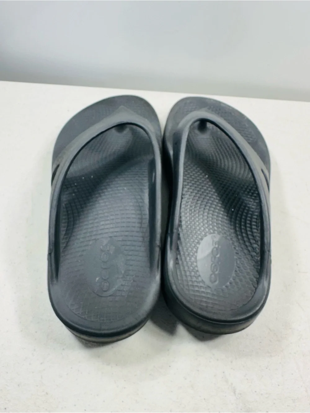 OOFOS OOriginal thong sandals size 6